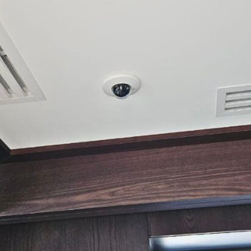 4 МП IP AcuSense потолковая мини-купольная видеокамера Hikvision DS-2CD2E43G2-U (2.8мм)